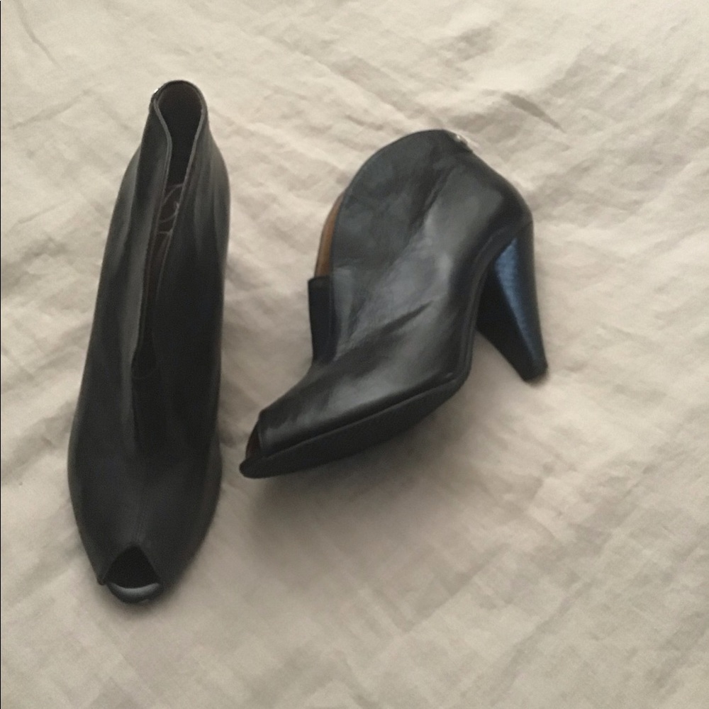 J Renee black leather booties size 9.5B